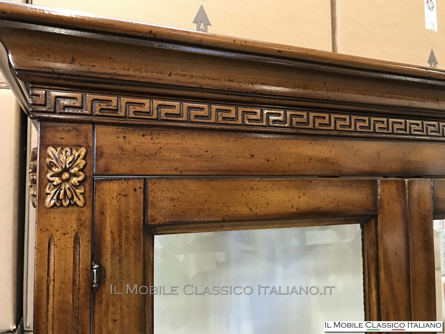 vetrina personalizzata in legno massello